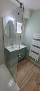 Simple vasque avec sèche-serviettes