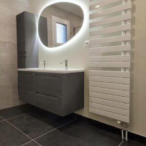 Double vasque grise avec sèche-serviettes